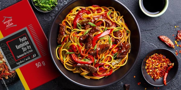 Chi�ski makaron choe mein z kanto�sk� past� stir-fry - przepis